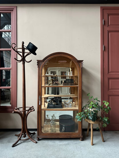 Ett gammalt, mycket vackert vitrinskåp/displayskåp med en dörr och glas i båda sidorna