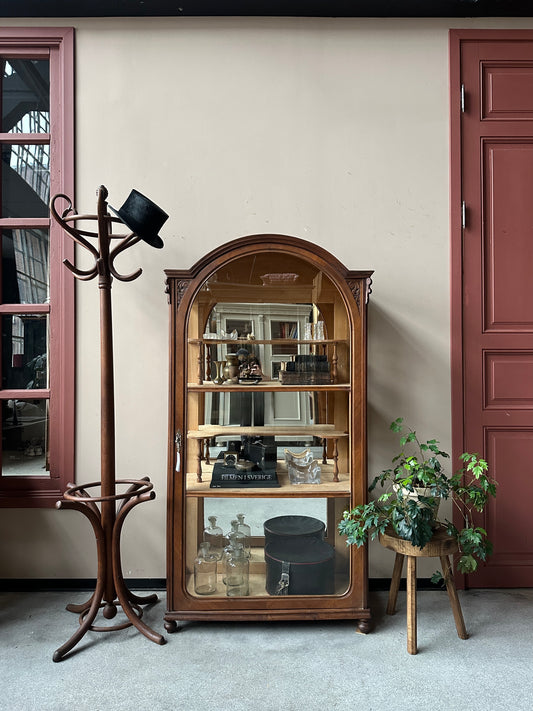 Ett gammalt, mycket vackert vitrinskåp/displayskåp med en dörr och glas i båda sidorna