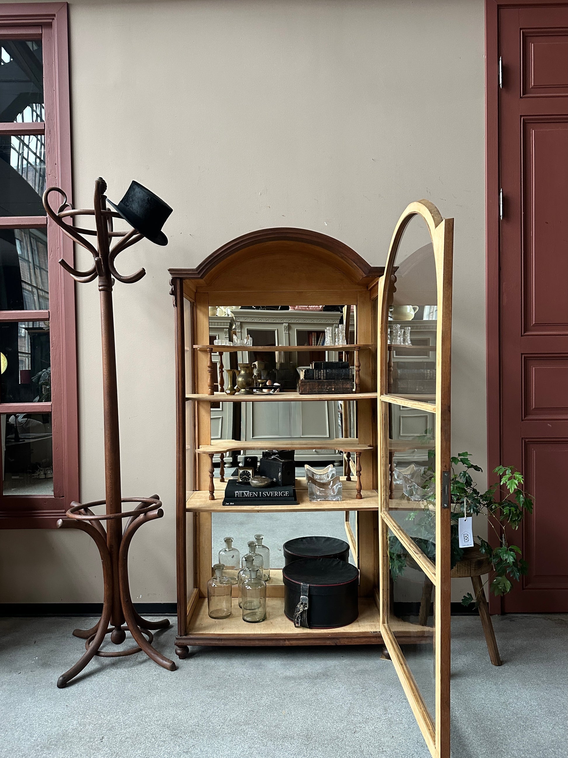 Ett gammalt, mycket vackert vitrinskåp/displayskåp med en dörr och glas i båda sidorna