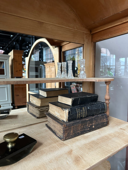 Ett gammalt, mycket vackert vitrinskåp/displayskåp med en dörr och glas i båda sidorna