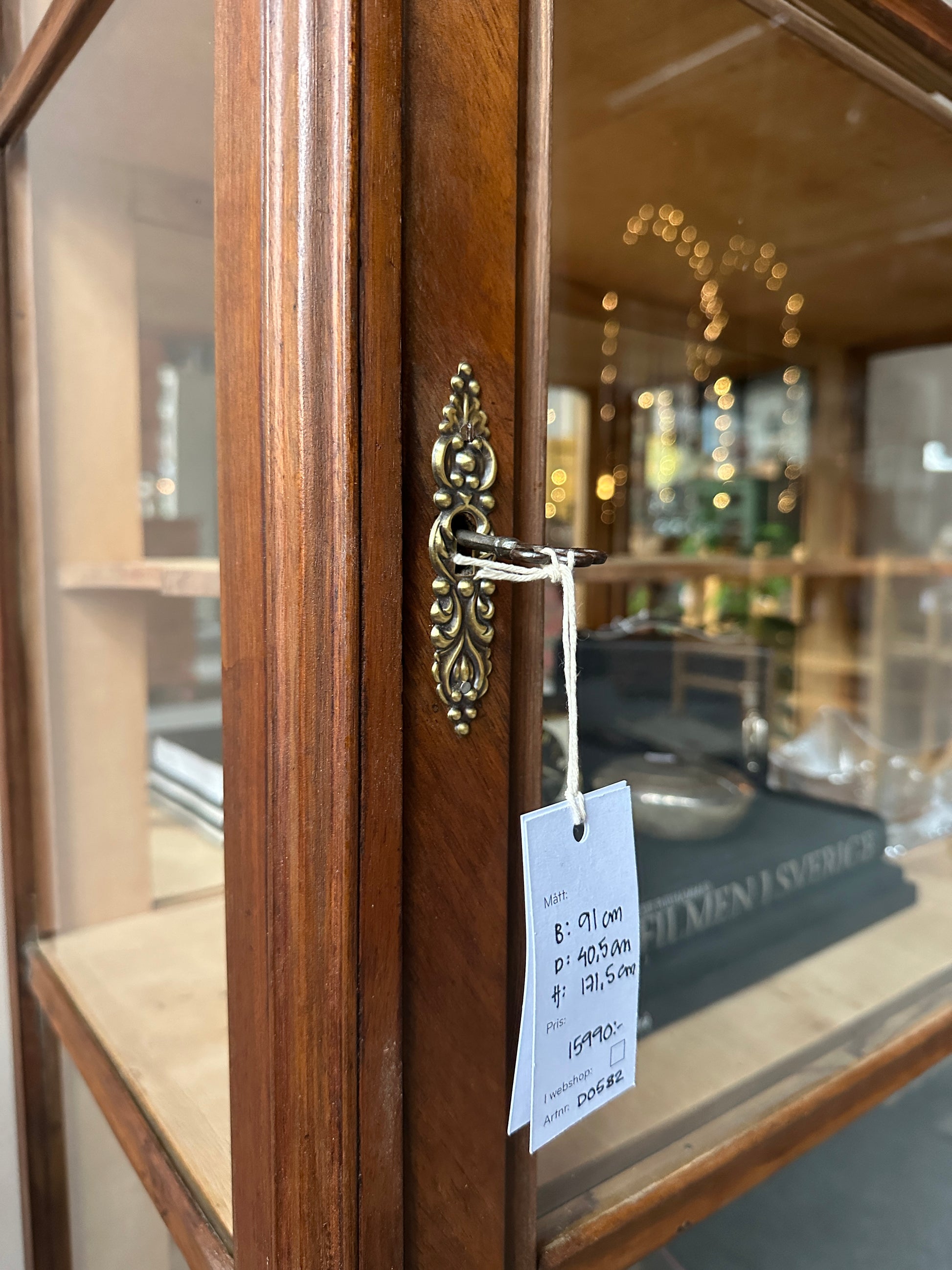 Ett gammalt, mycket vackert vitrinskåp/displayskåp med en dörr och glas i båda sidorna