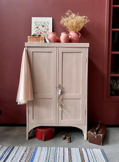 Ett gammalt vackert och nätt linneskåp i en härlig rosa nyans.