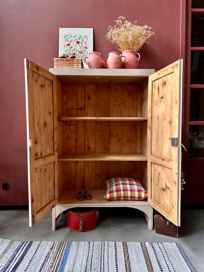 Ett gammalt vackert och nätt linneskåp i en härlig rosa nyans.