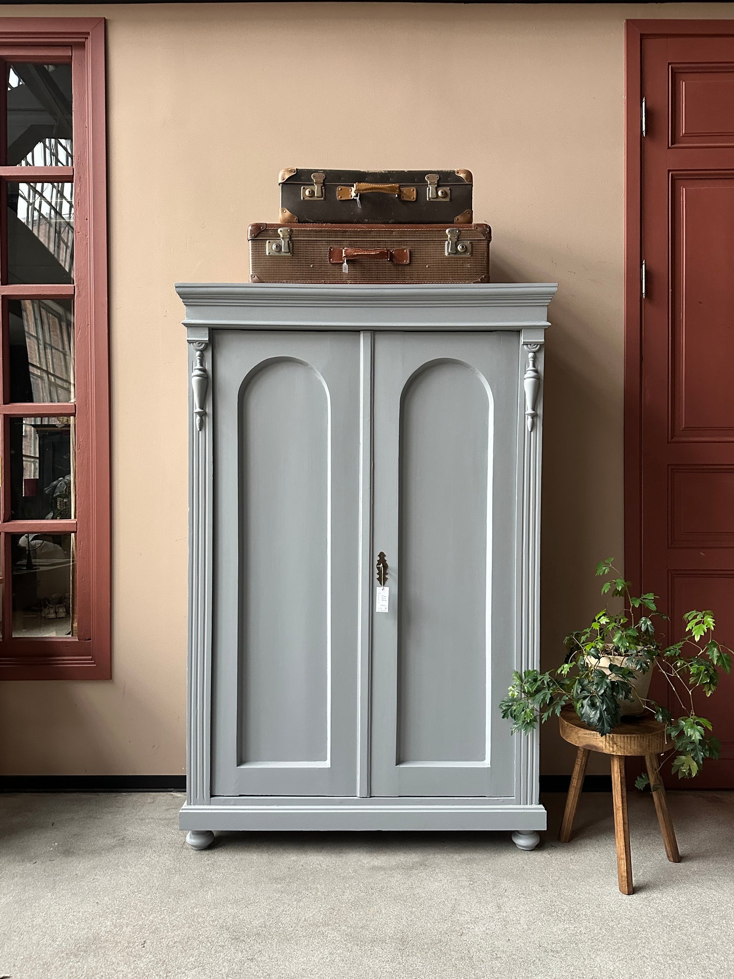 Ett gammalt vackert linneskåp med härliga former och fina detaljer.&nbsp;