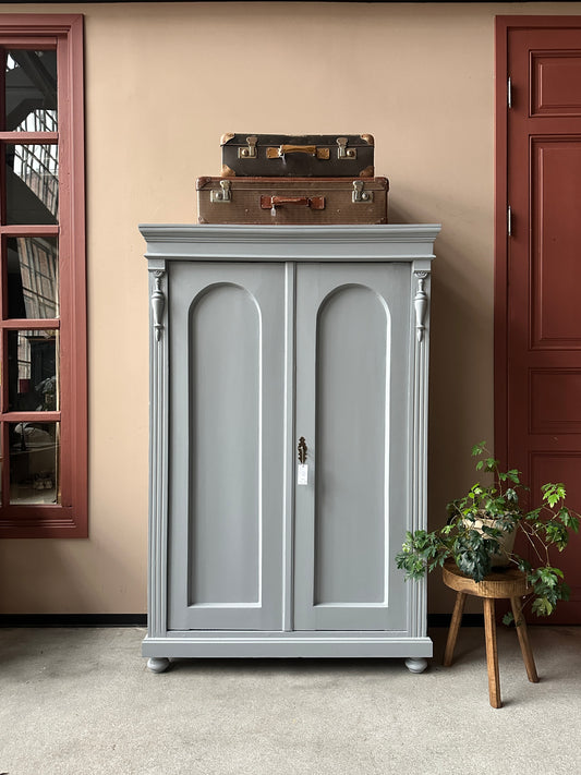 Ett gammalt vackert linneskåp med härliga former och fina detaljer.&nbsp;