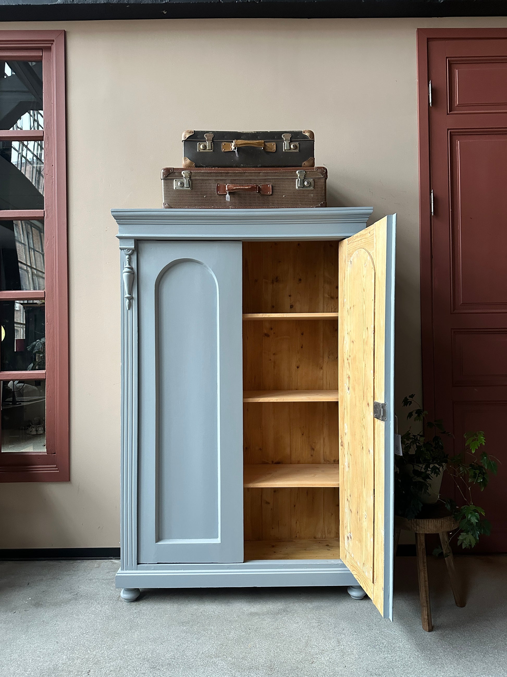 Ett gammalt vackert linneskåp med härliga former och fina detaljer.&nbsp;