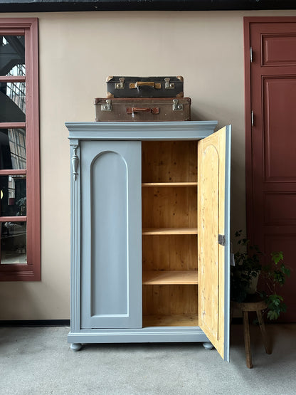 Ett gammalt vackert linneskåp med härliga former och fina detaljer.&nbsp;