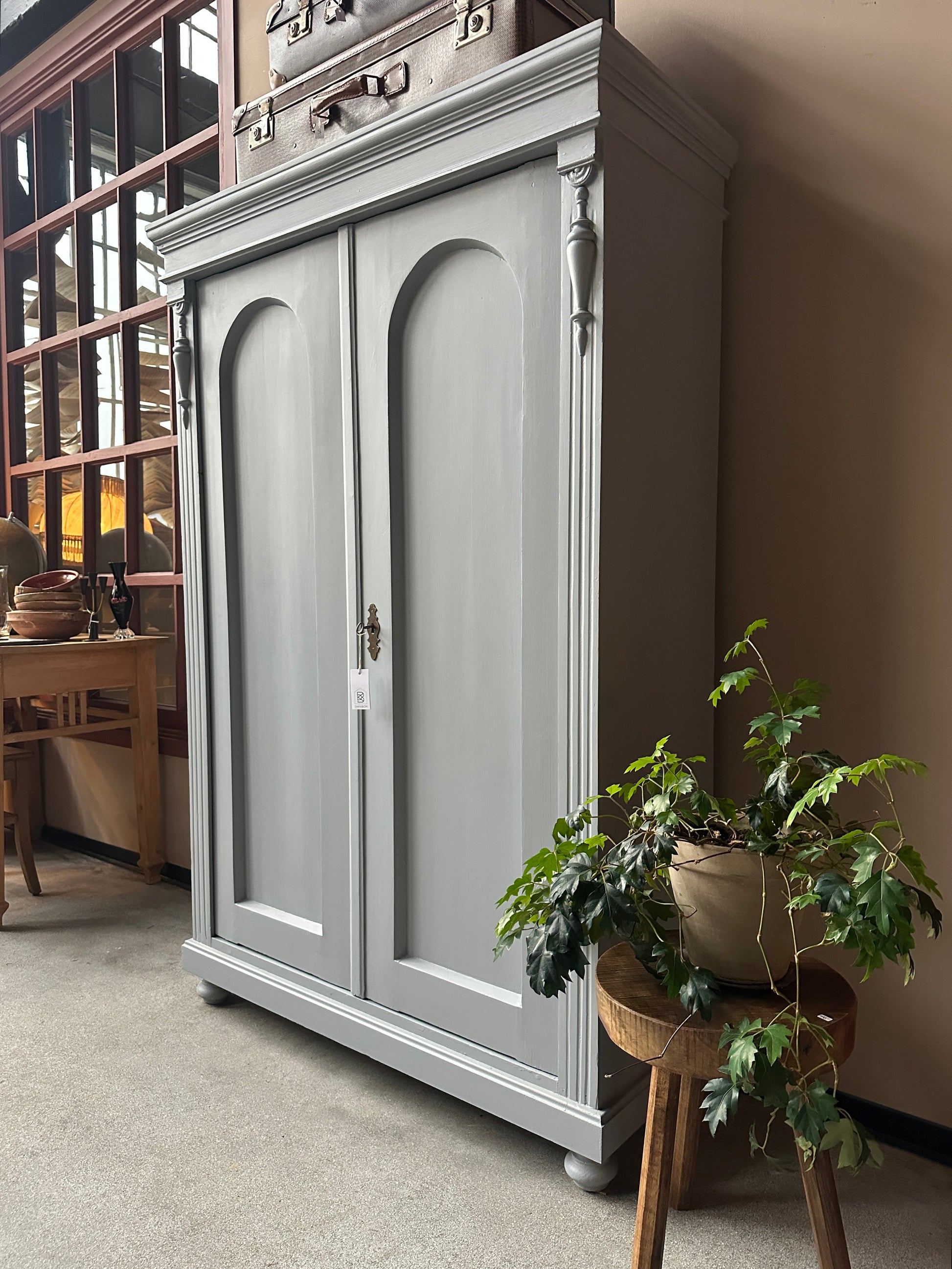 Ett gammalt vackert linneskåp med härliga former och fina detaljer.&nbsp;