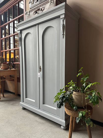 Ett gammalt vackert linneskåp med härliga former och fina detaljer.&nbsp;