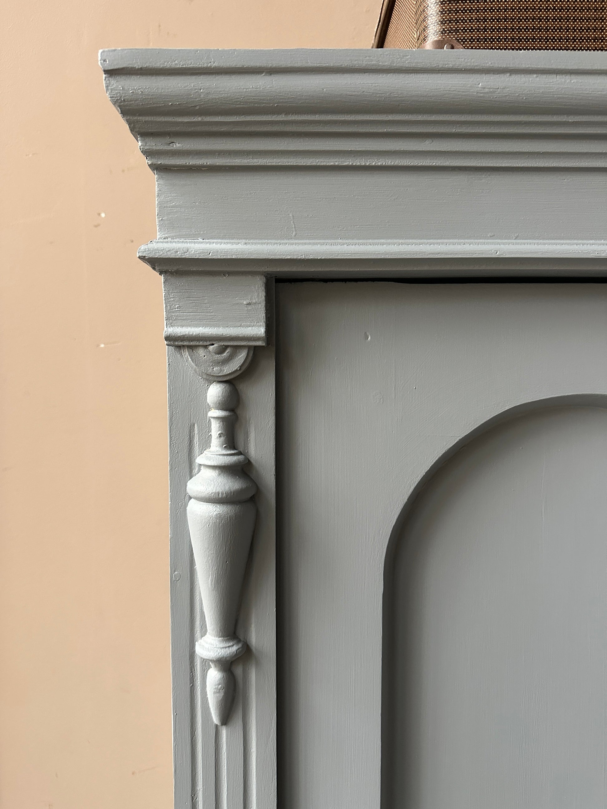 Ett gammalt vackert linneskåp med härliga former och fina detaljer.&nbsp;