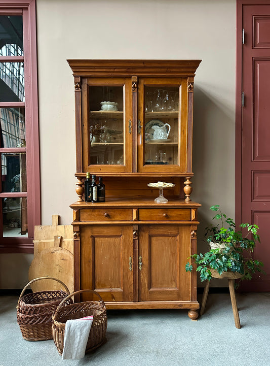 Trärent köksskåp mot ljus vägg