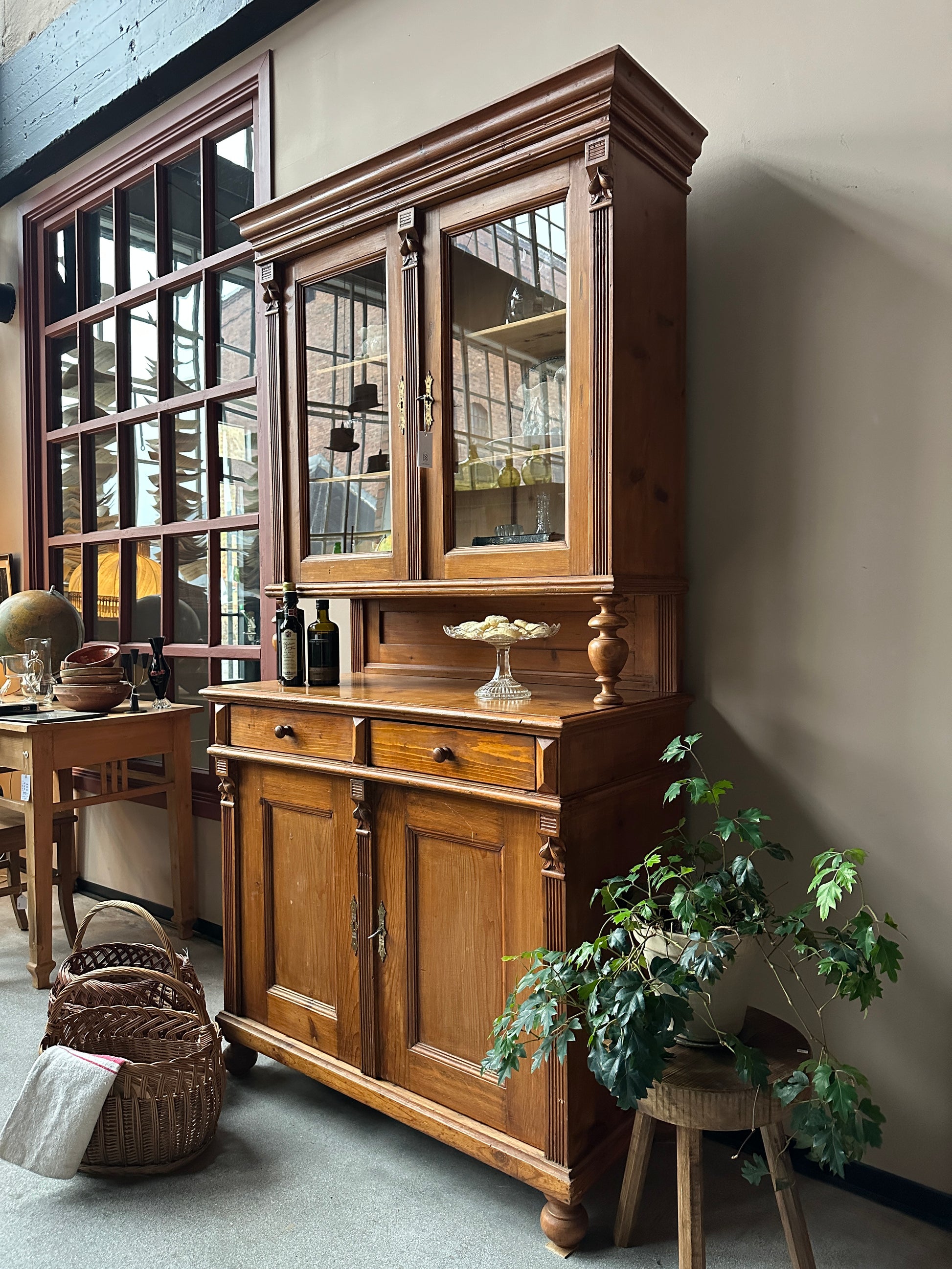 Trärent köksskåp mot ljus vägg