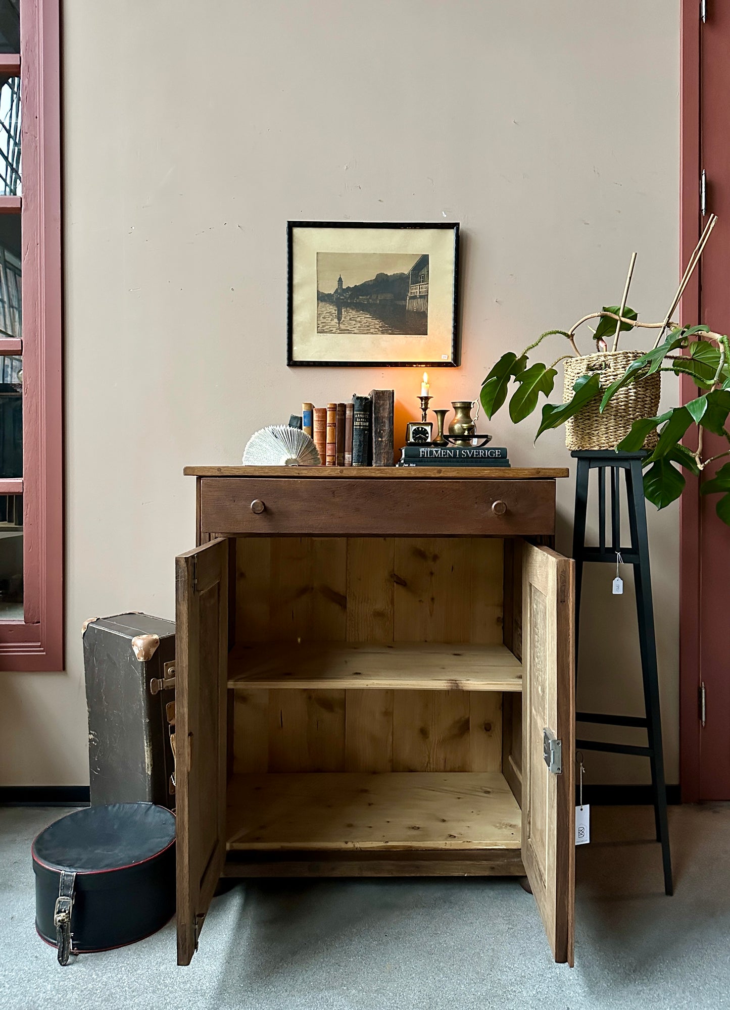 Kommod i ek, öppna dörrar