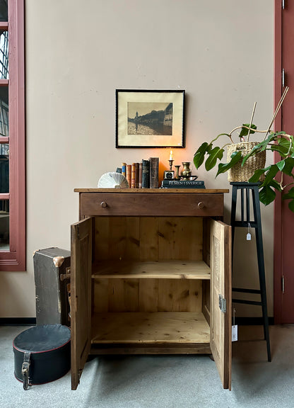 Kommod i ek, öppna dörrar