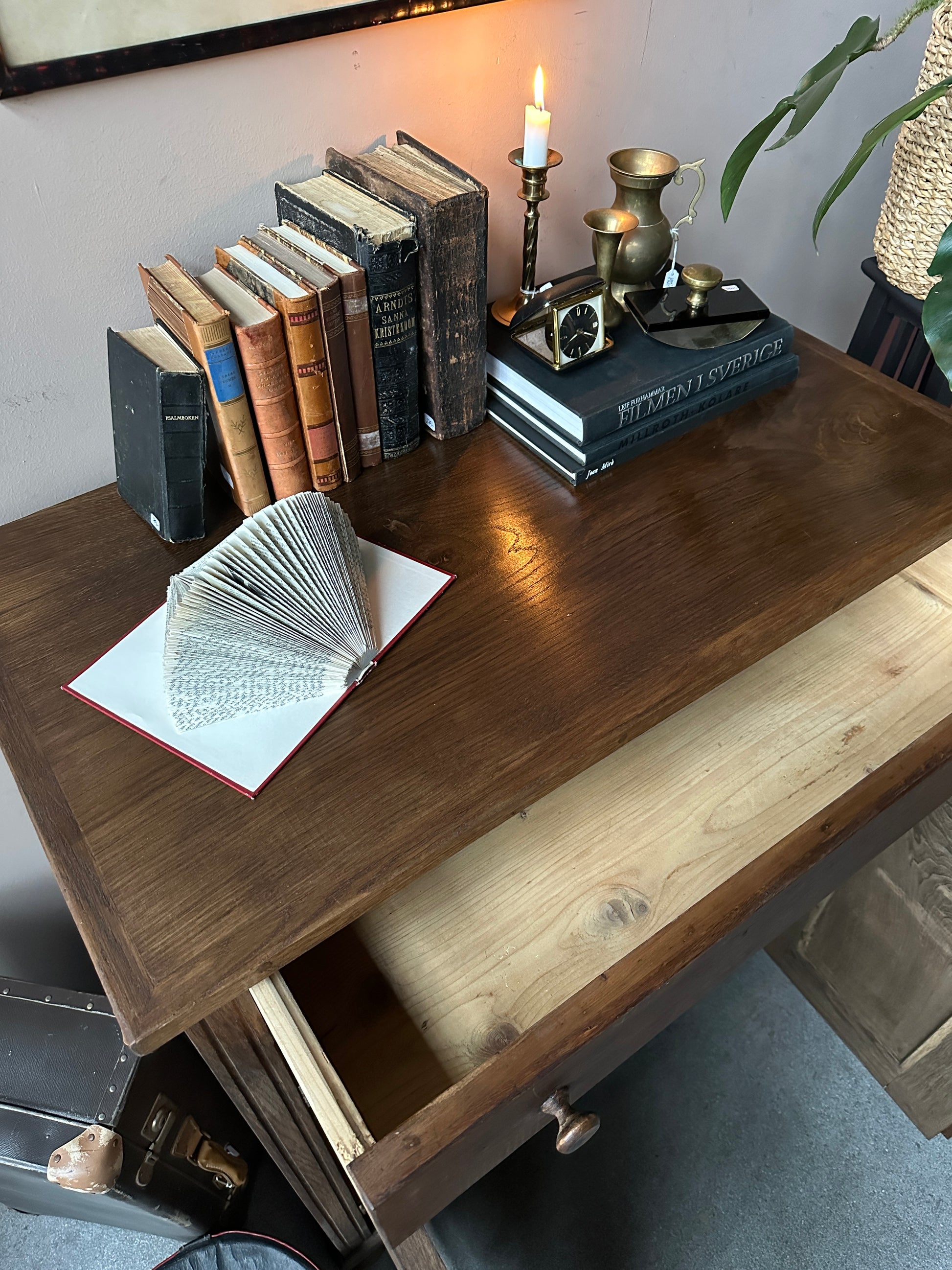 Kommod i ek, ovanifrån med öppen låda