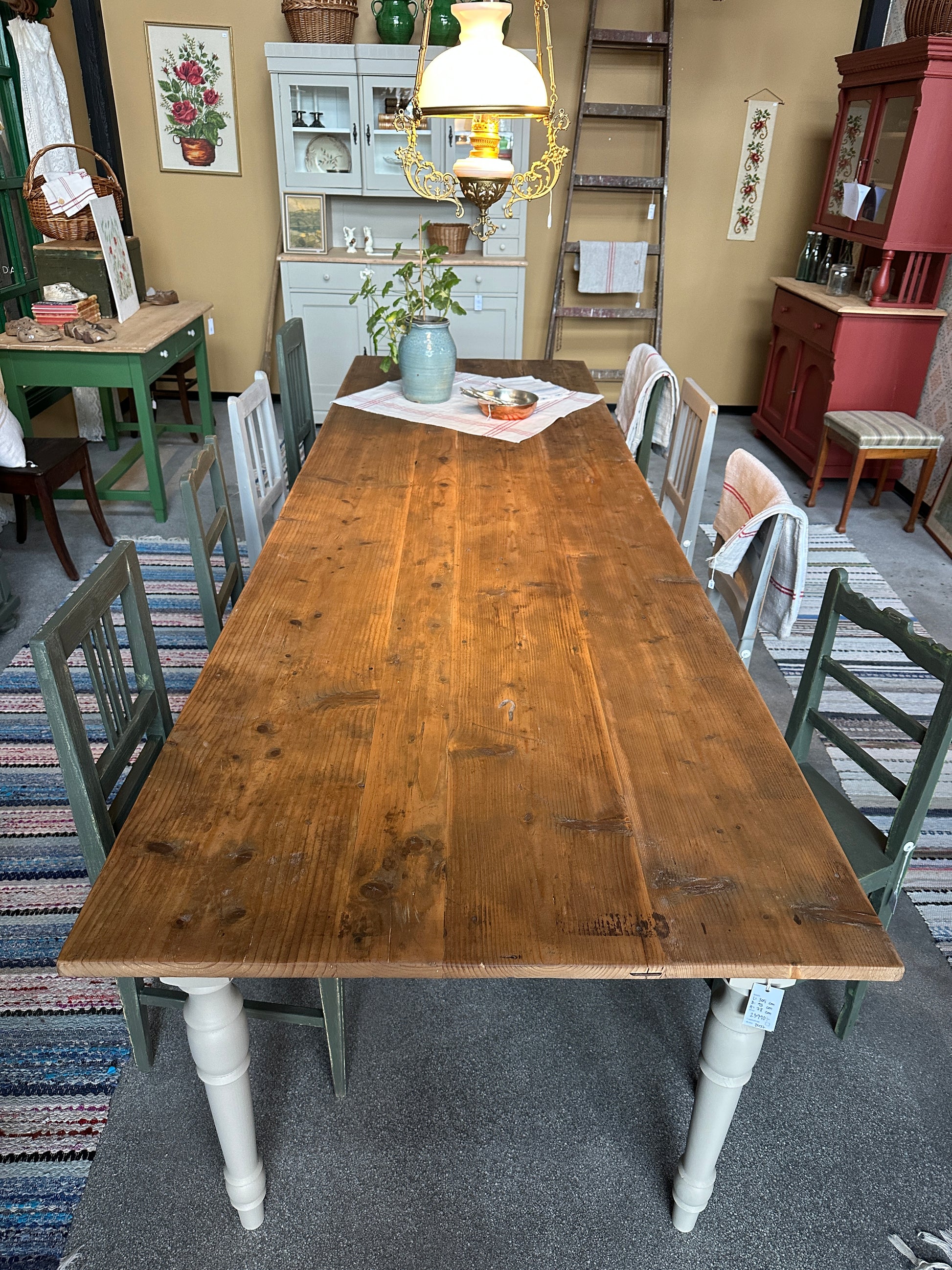 Ett stort och vackert matbord med en gammal återvunnen bordsskiva av vackra plank med härlig patina