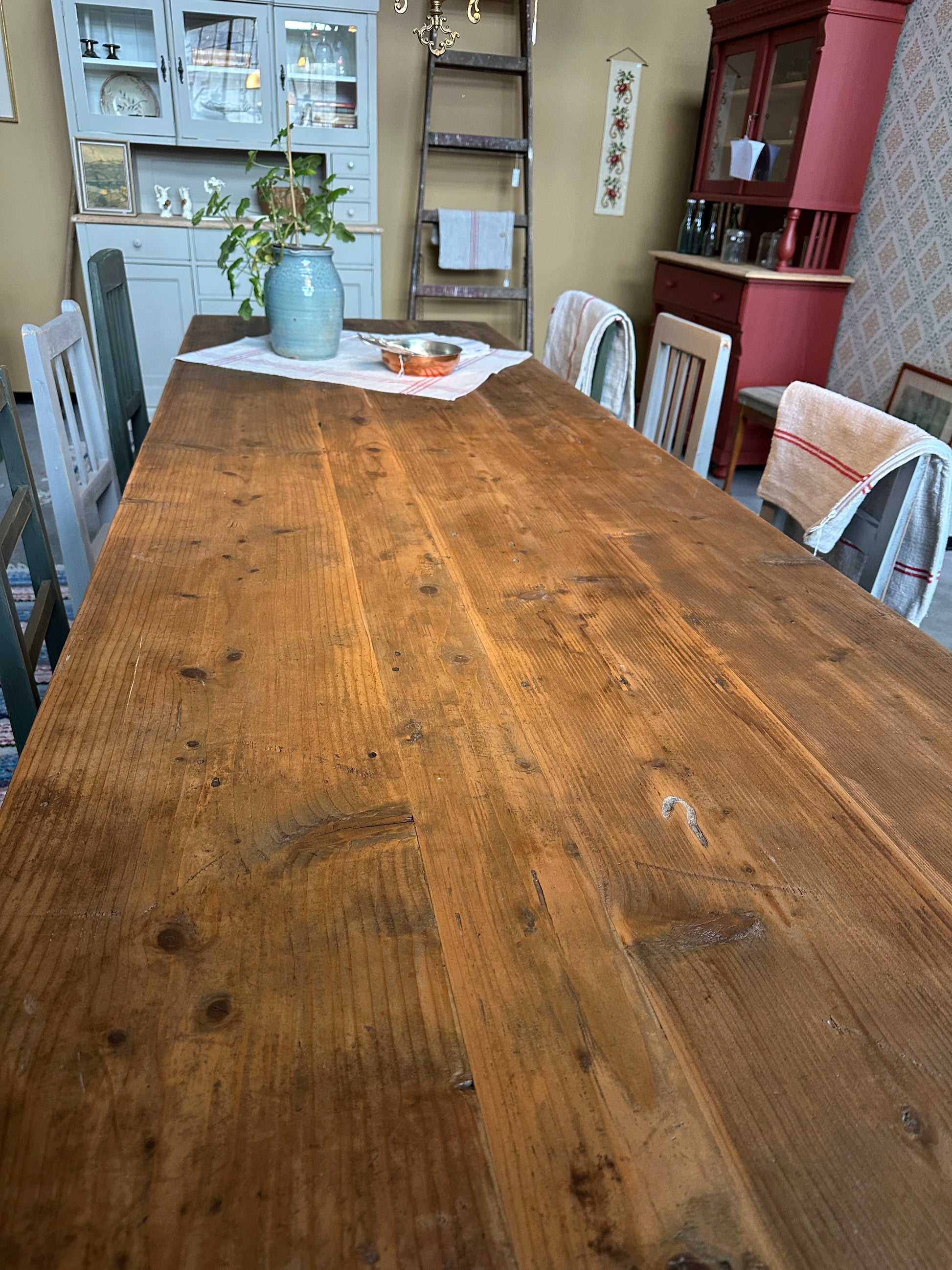 Ett stort och vackert matbord med en gammal återvunnen bordsskiva av vackra plank med härlig patina