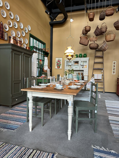 Ett stort och vackert matbord med en gammal återvunnen bordsskiva av vackra plank med härlig patina