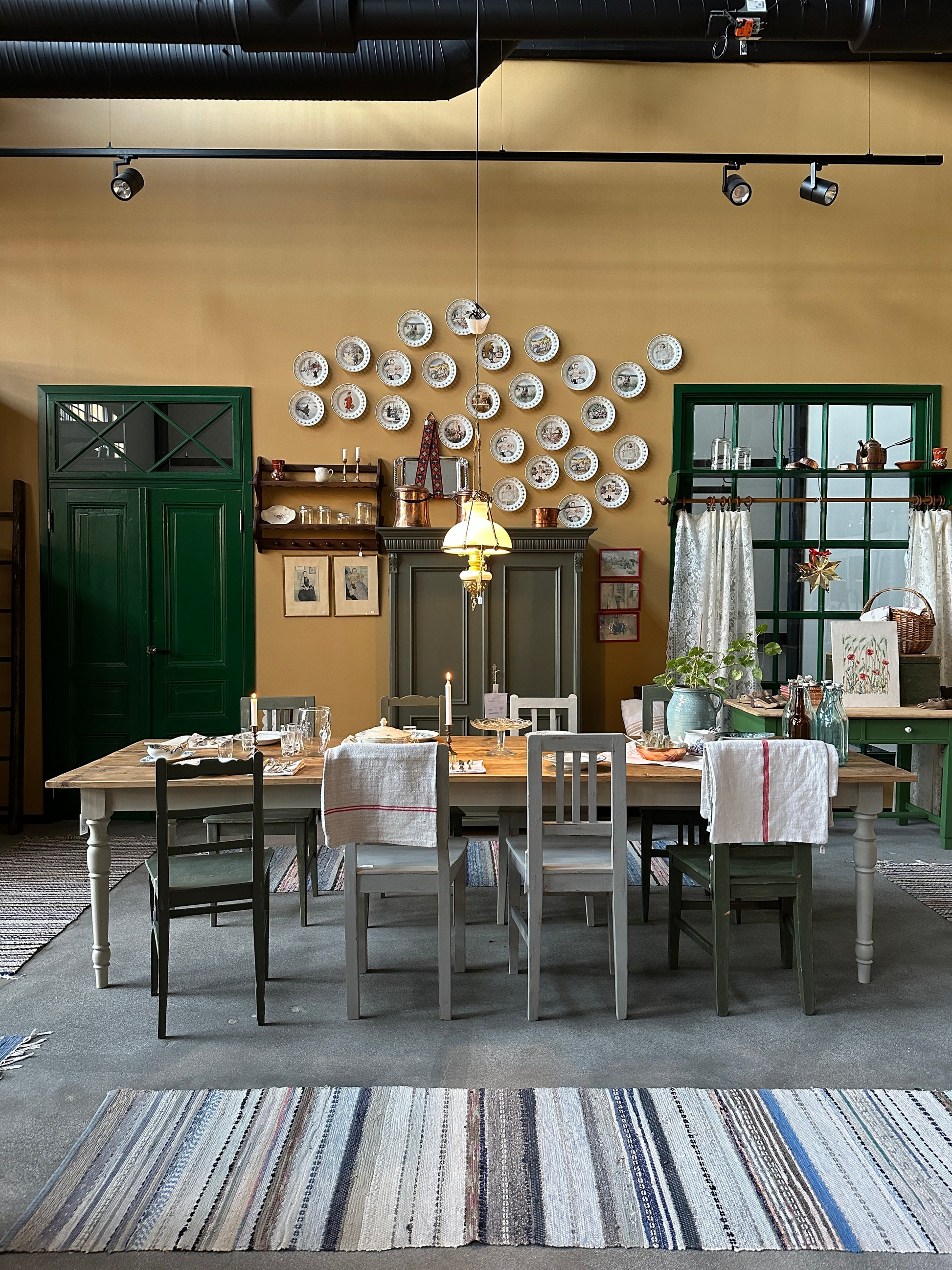 Ett stort och vackert matbord med en gammal återvunnen bordsskiva av vackra plank med härlig patina