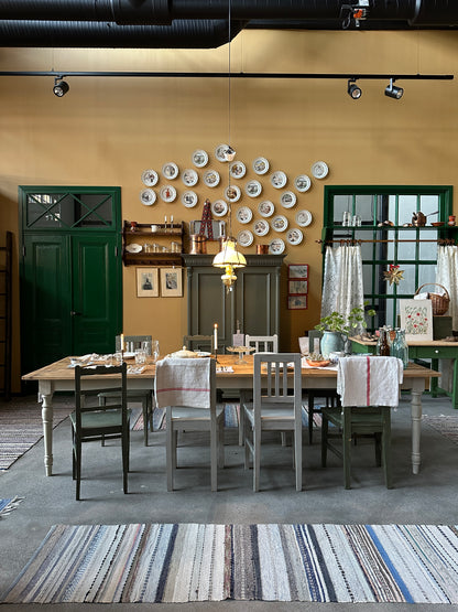 Ett stort och vackert matbord med en gammal återvunnen bordsskiva av vackra plank med härlig patina