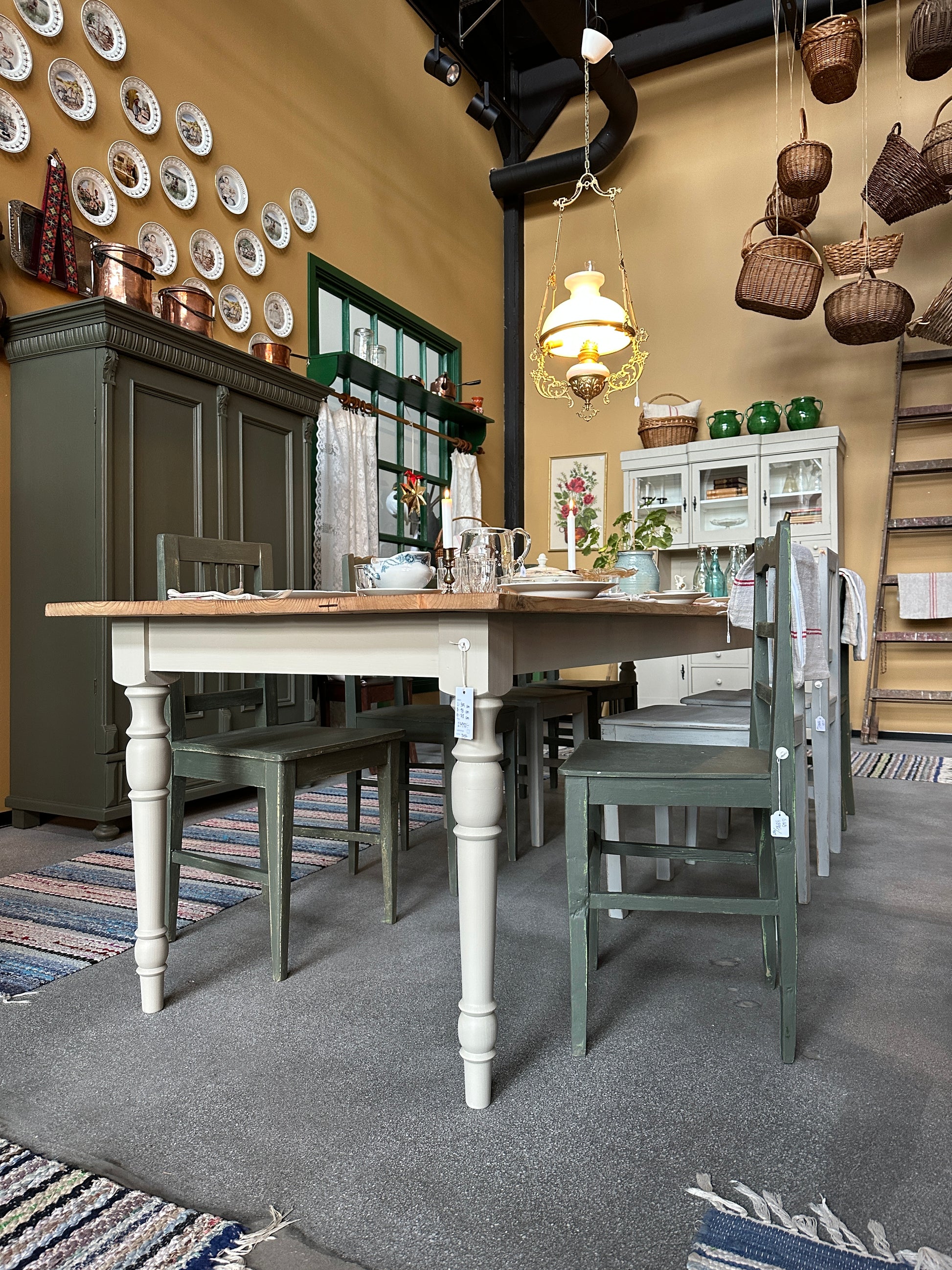 Ett stort och vackert matbord med en gammal återvunnen bordsskiva av vackra plank med härlig patina