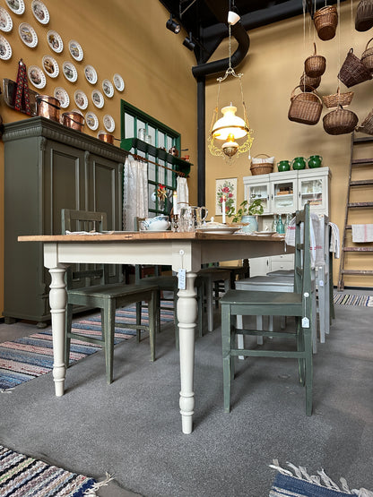 Ett stort och vackert matbord med en gammal återvunnen bordsskiva av vackra plank med härlig patina