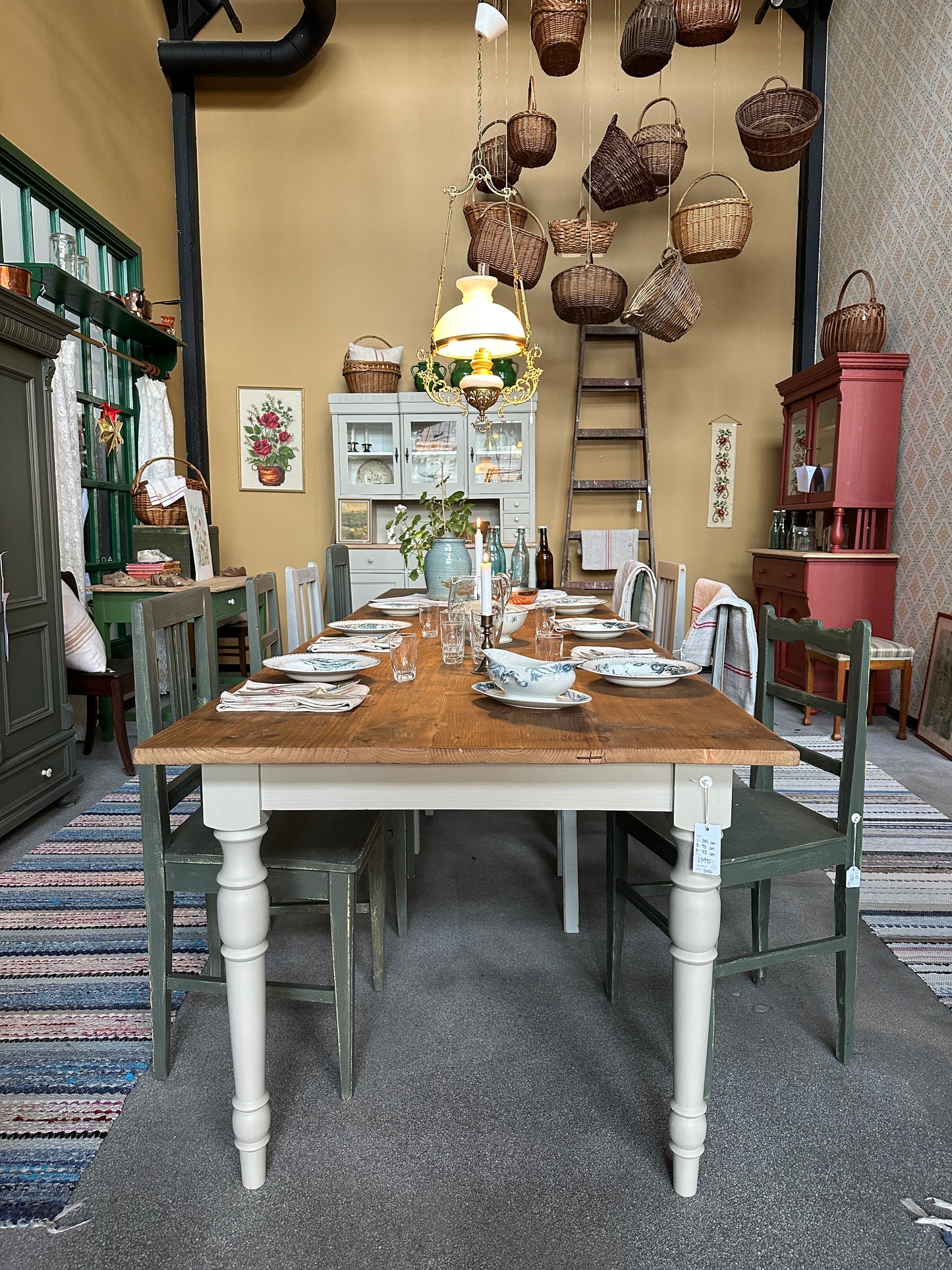 Ett stort och vackert matbord med en gammal återvunnen bordsskiva av vackra plank med härlig patina