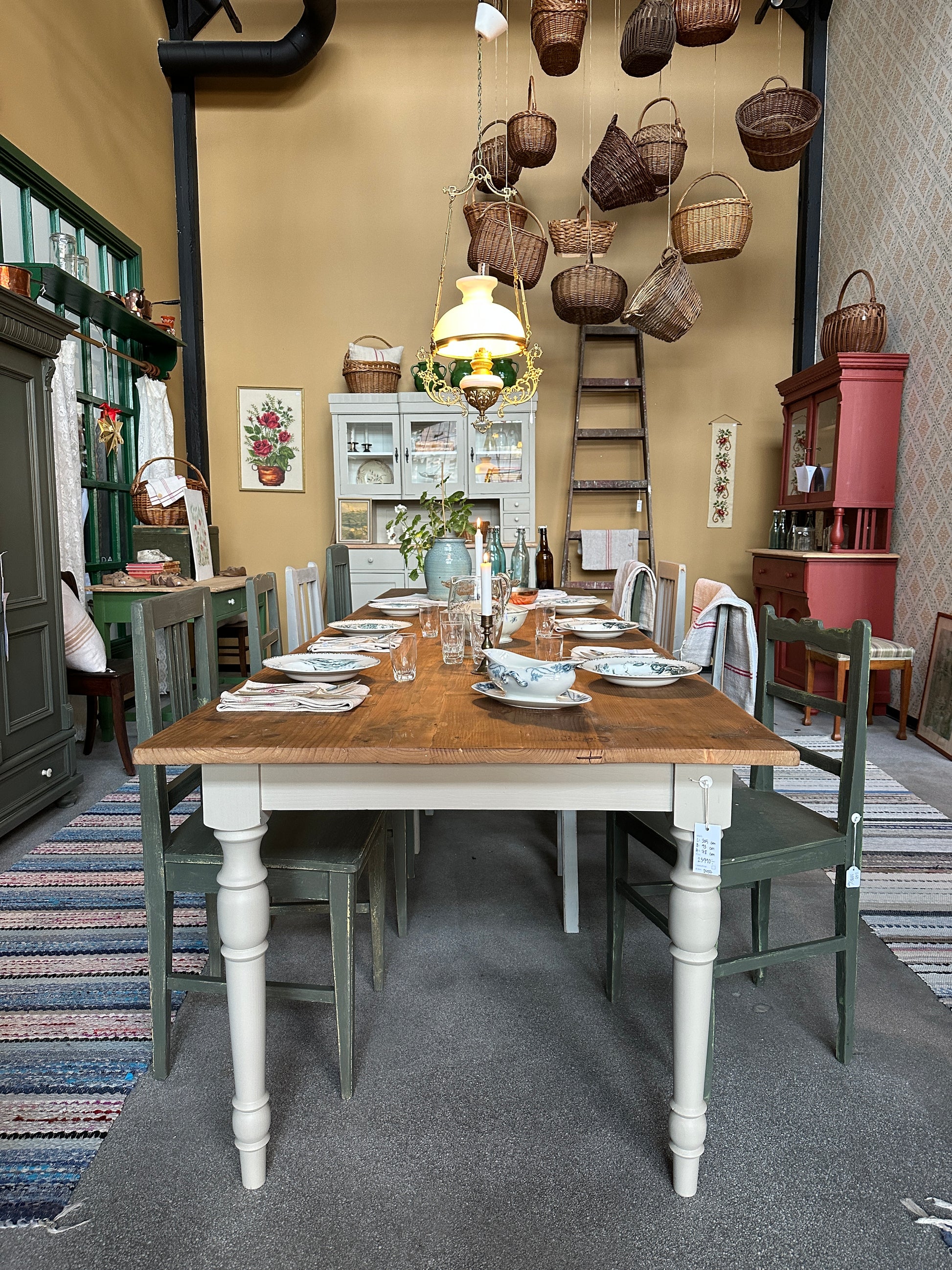 Ett stort och vackert matbord med en gammal återvunnen bordsskiva av vackra plank med härlig patina