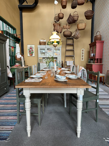 Ett stort och vackert matbord med en gammal återvunnen bordsskiva av vackra plank med härlig patina