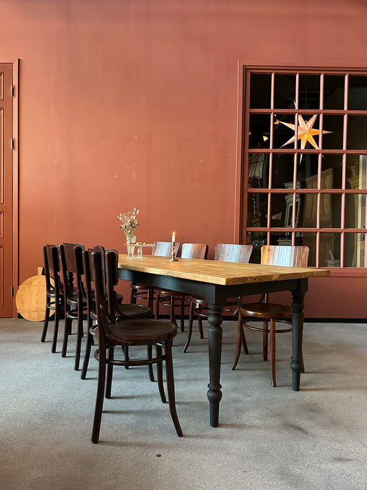 Ett vackert matbord med en bordsskiva av återvunnet trä och ett nytillverkat underrede med svarvade ben i furu.