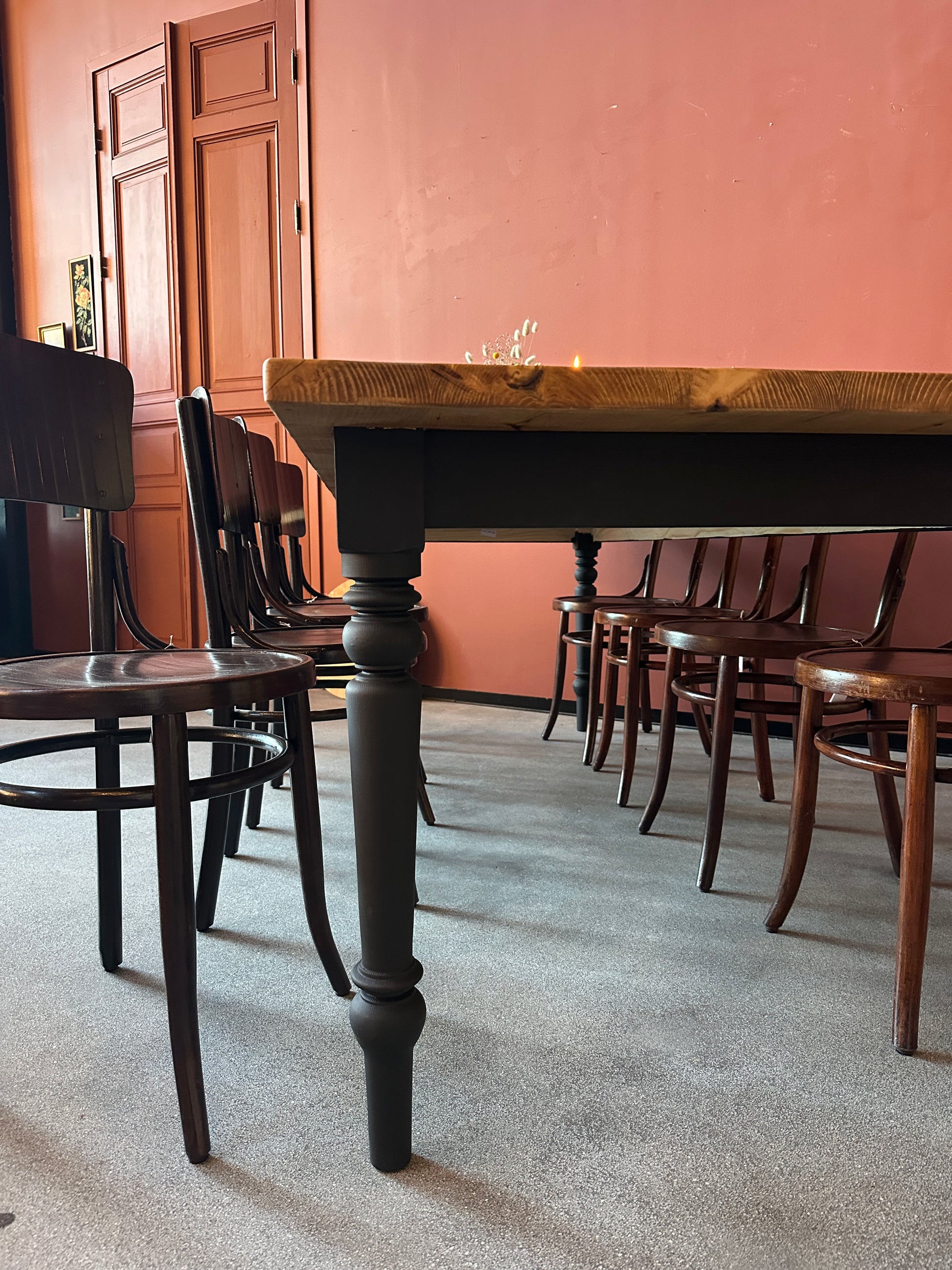 Ett vackert matbord med en bordsskiva av återvunnet trä och ett nytillverkat underrede med svarvade ben i furu.