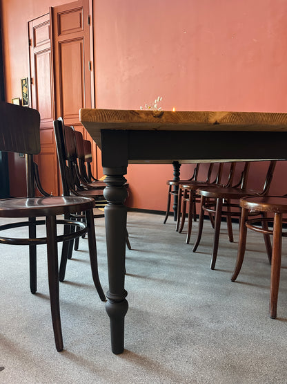 Ett vackert matbord med en bordsskiva av återvunnet trä och ett nytillverkat underrede med svarvade ben i furu.