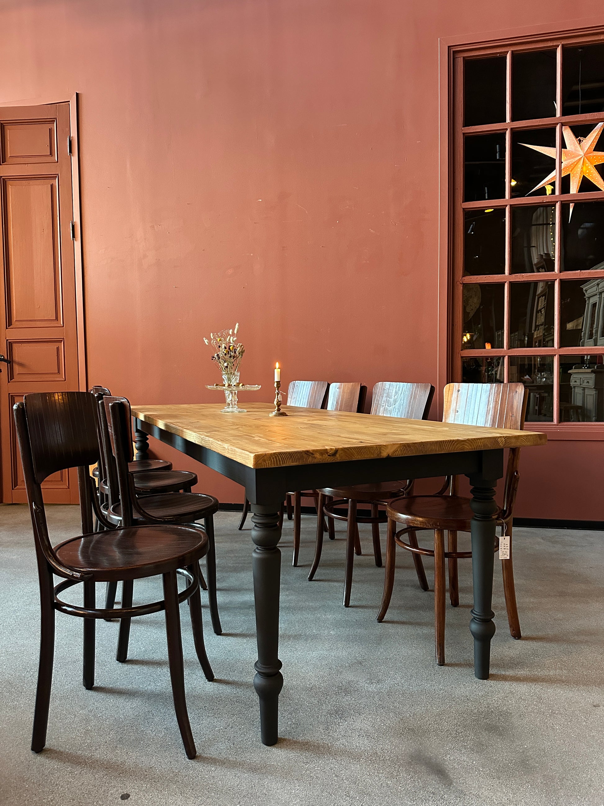 Ett vackert matbord med en bordsskiva av återvunnet trä och ett nytillverkat underrede med svarvade ben i furu.