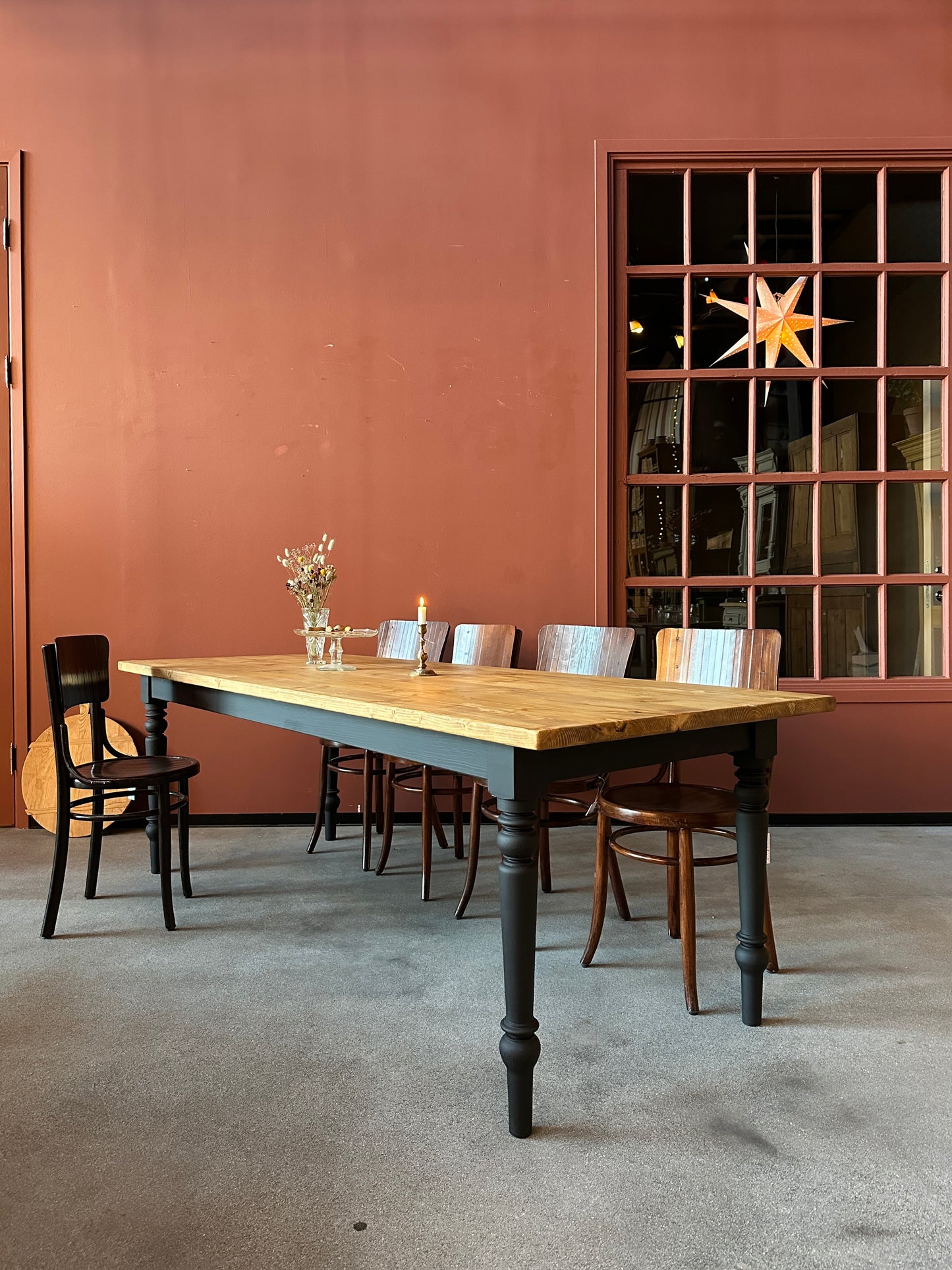 Ett vackert matbord med en bordsskiva av återvunnet trä och ett nytillverkat underrede med svarvade ben i furu.