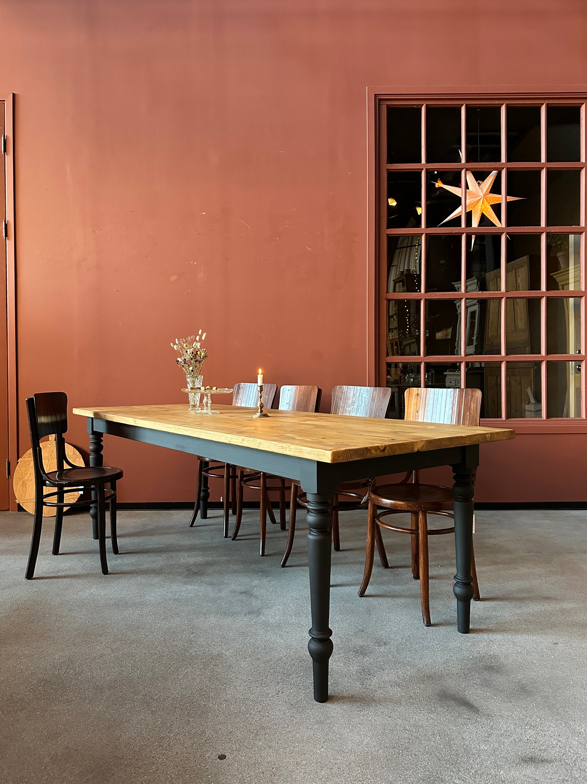 Ett vackert matbord med en bordsskiva av återvunnet trä och ett nytillverkat underrede med svarvade ben i furu.