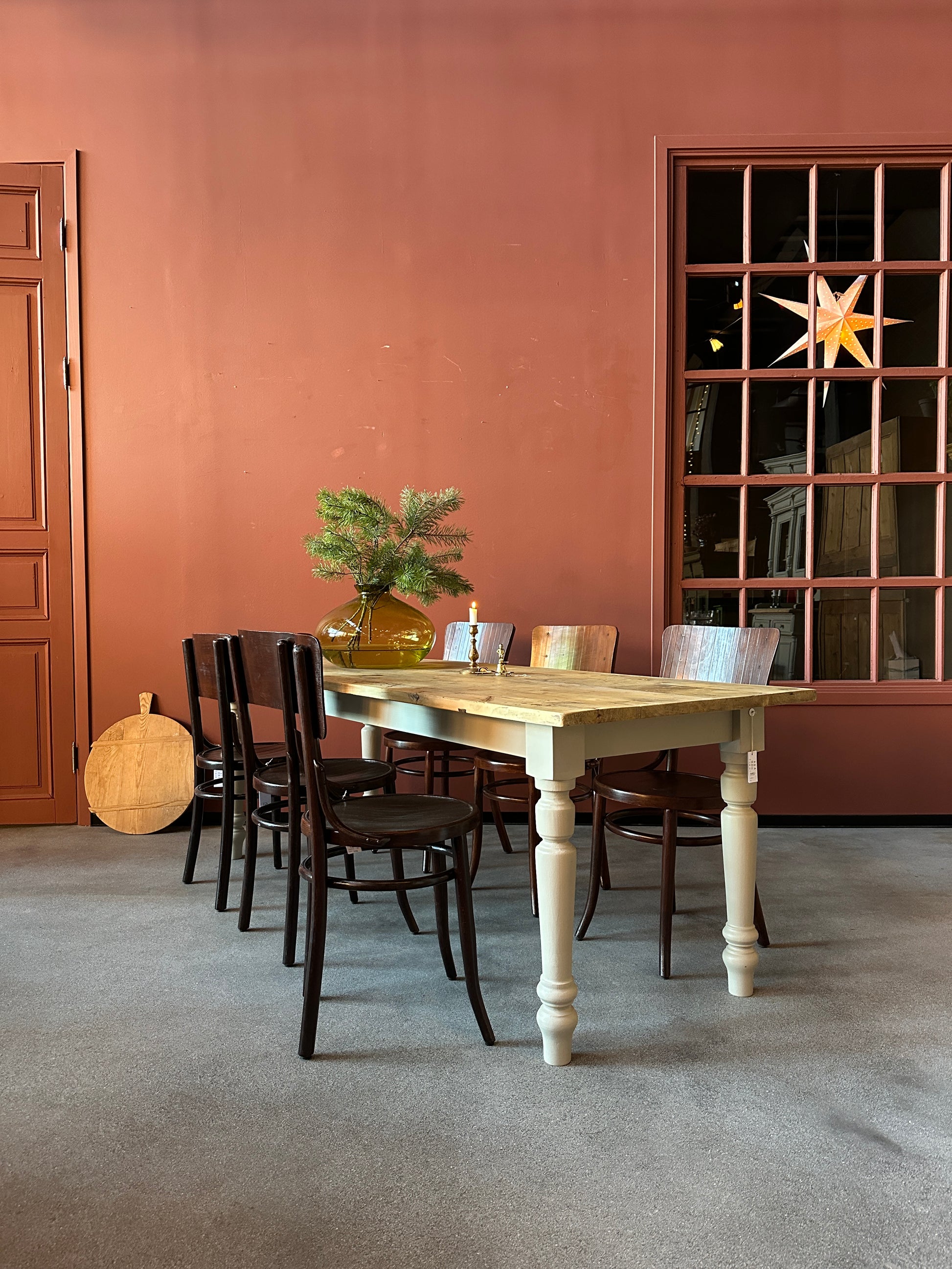 Ett vackert matbord med en gammal bordsskiva av vackra plank med härlig patina