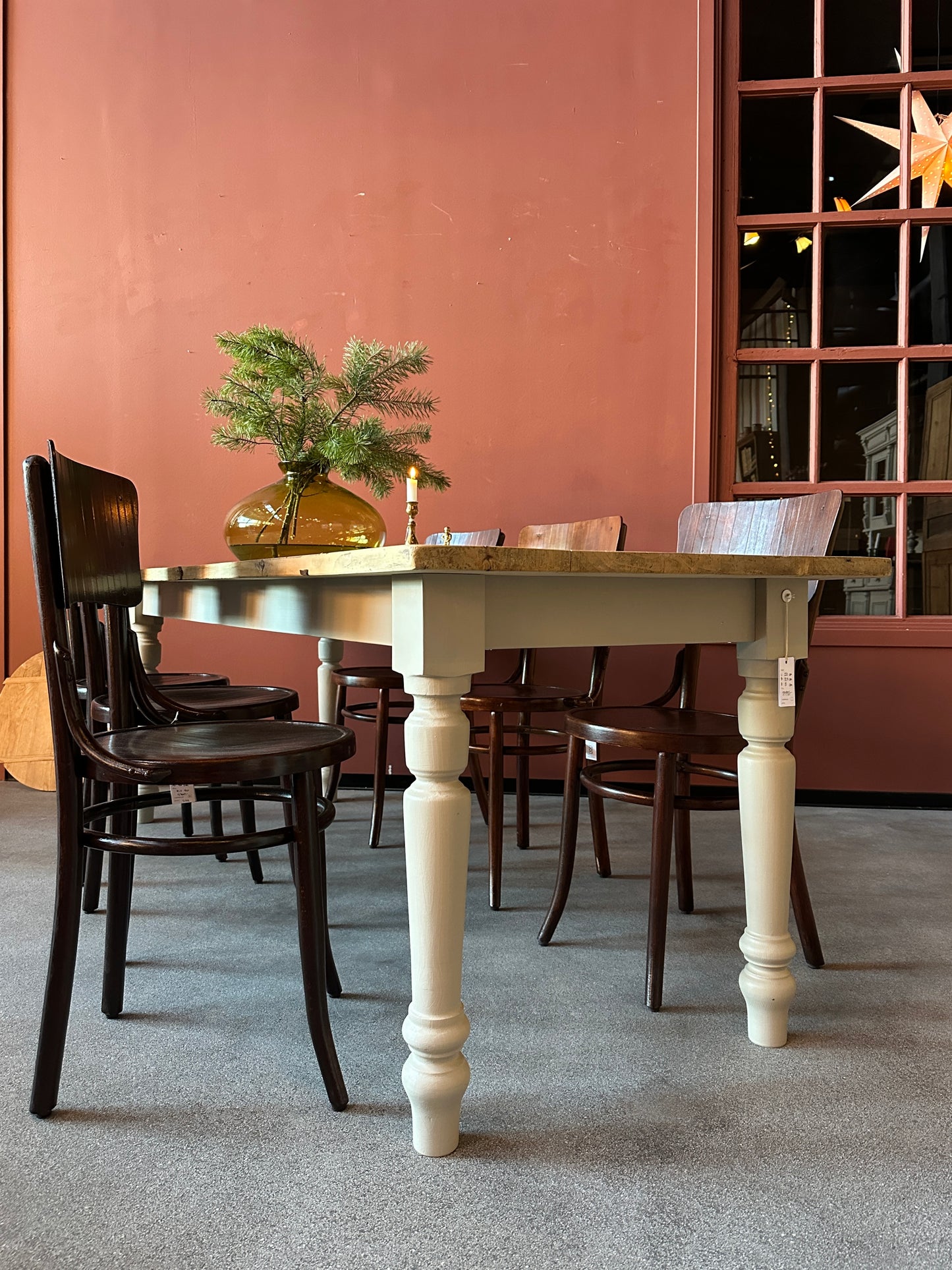 Ett vackert matbord med en gammal bordsskiva av vackra plank med härlig patina