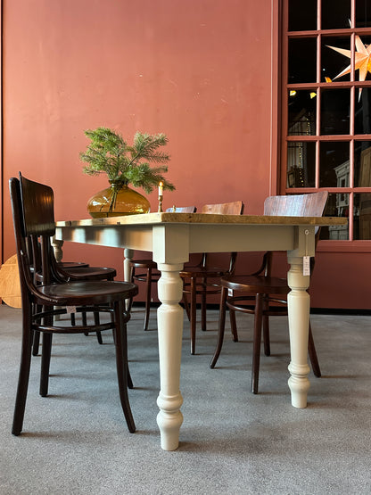 Ett vackert matbord med en gammal bordsskiva av vackra plank med härlig patina