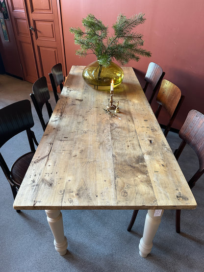  Ett vackert matbord med en gammal bordsskiva av vackra plank med härlig patina