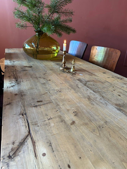 Ett vackert matbord med en gammal bordsskiva av vackra plank med härlig patina