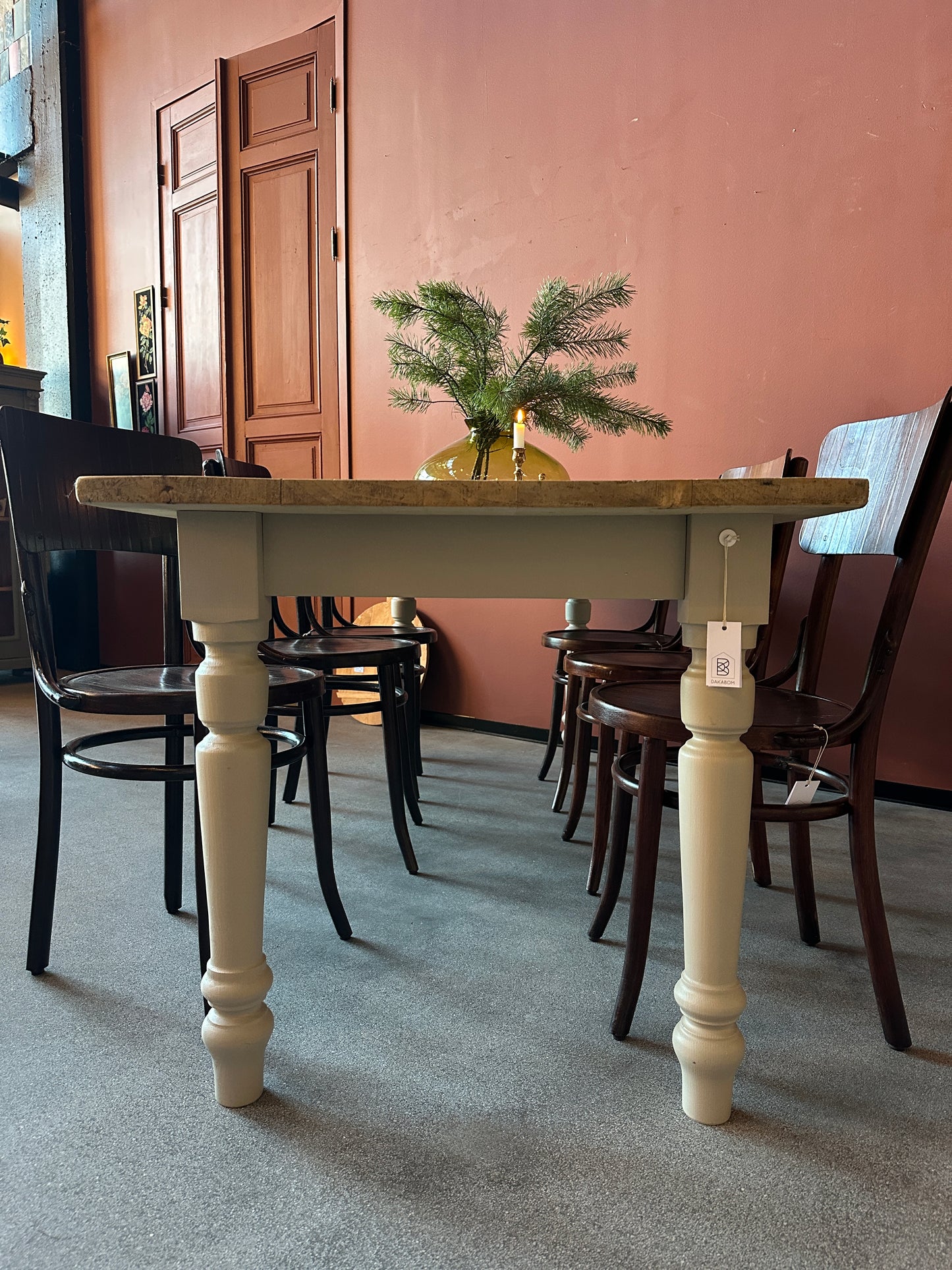 Ett vackert matbord med en gammal bordsskiva av vackra plank med härlig patina