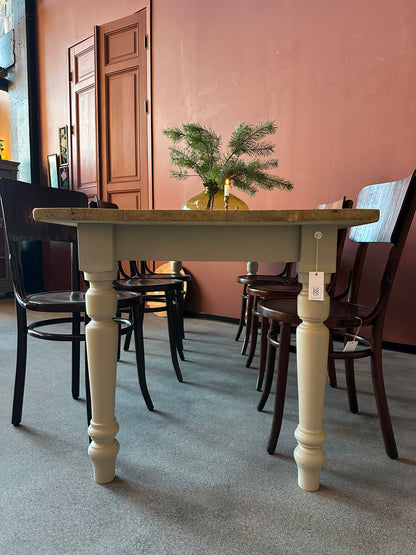 Ett vackert matbord med en gammal bordsskiva av vackra plank med härlig patina