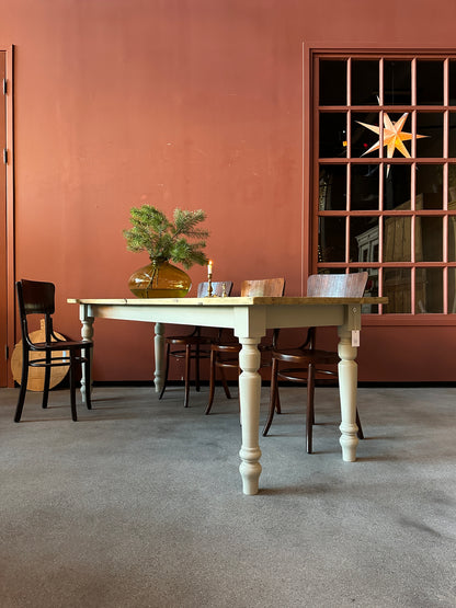 Ett vackert matbord med en gammal bordsskiva av vackra plank med härlig patina