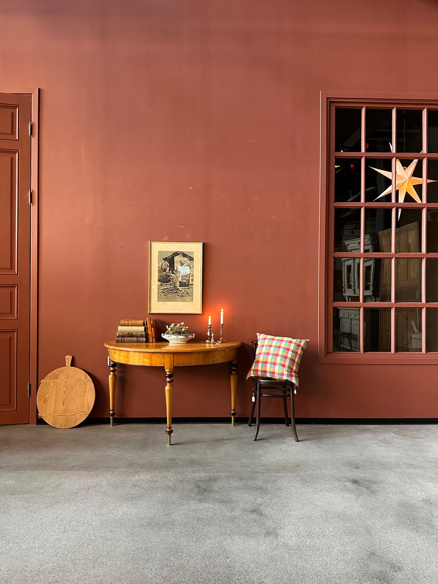 Ett vackert halvmånebord med svarvade ben och fina detaljer.