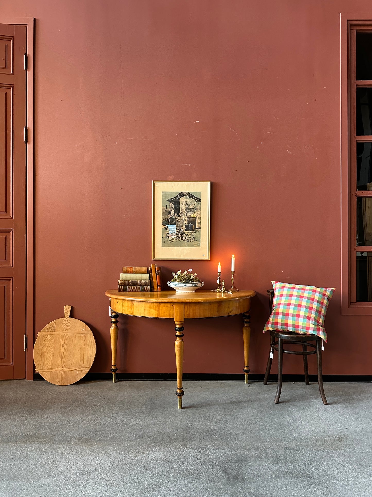 Ett vackert halvmånebord med svarvade ben och fina detaljer.