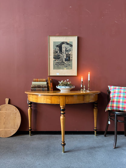 Ett vackert halvmånebord med svarvade ben och fina detaljer.