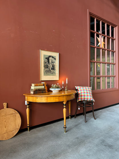 Ett vackert halvmånebord med svarvade ben och fina detaljer.