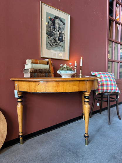 Ett vackert halvmånebord med svarvade ben och fina detaljer.