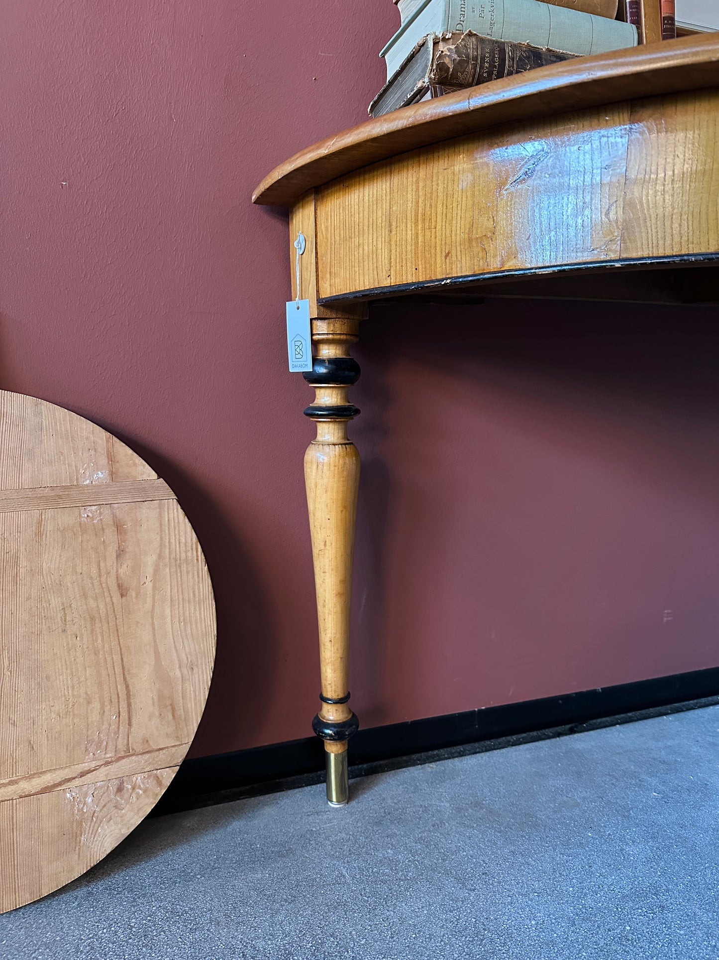 Ett vackert halvmånebord med svarvade ben och fina detaljer.