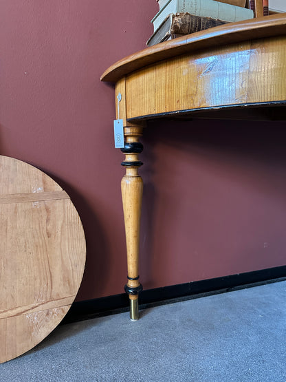 Ett vackert halvmånebord med svarvade ben och fina detaljer.